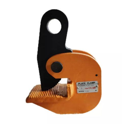 Horizontale Klemme zum sicheren Heben und Transport von schweren Lasten &uuml;ber flache Oberfl&auml;chen in industriellen Umgebungen