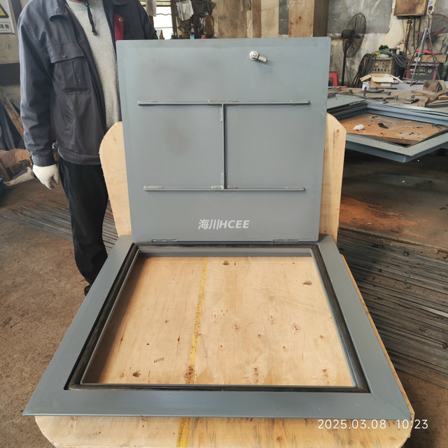 Weathertight Square -Luke mit Schlüssel